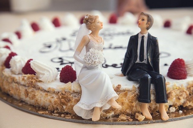 svatební dort se svatebčany